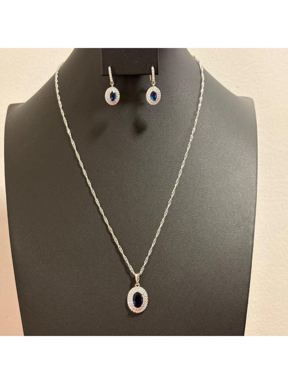 Xuping Jewelry Gold Pleated Oval-Cut Blue Sapphire Brilliant Zirconia Set Neckla